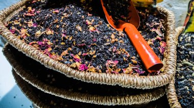 Sokak pazarında çay yakın..