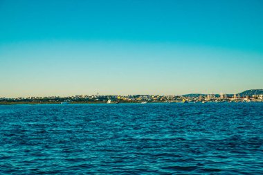 Faro şehrinin denizden panoramik görüntüsü.