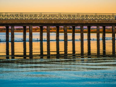 Faro 'da Bir Köprüde Renkli Gün Batımı.