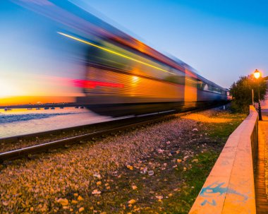Faro 'nun demiryolunda hareket halindeki eski tren bulanıklaşıyor.