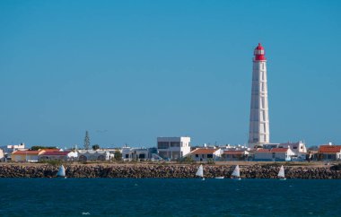 Ria Formosa 'daki Culatra Adası' ndaki Geniş Görüş Deniz Feneri.