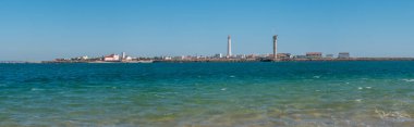 Ria Formosa 'daki Culatra Adası' ndaki Deniz fenerinin panoramik manzarası.