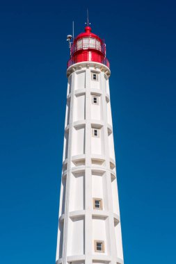 Ria Formosa 'daki Culatra Adası' ndaki deniz feneri..