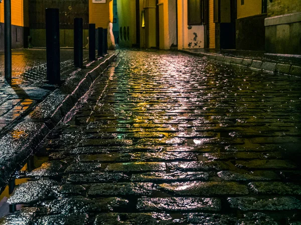  Yağmurlu bir günde Sevilla sokakları.