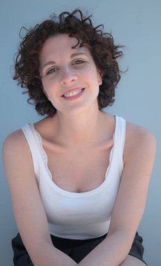 Brezilyalı genç kadın kameraya poz veriyor.