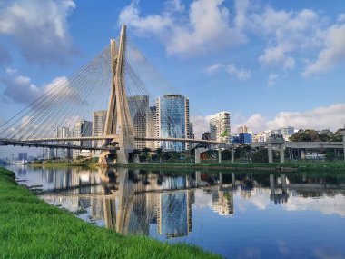Pinheiros 'un karşısındaki Sao Paulo' da kalan köprü..