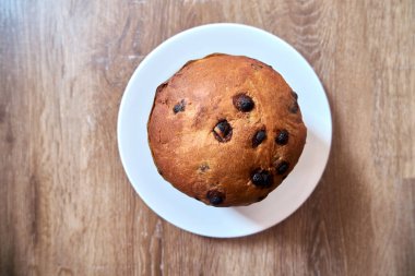 Noel Çikolatalı Kek Panettone 'un tahta arka plandaki en iyi manzarası.