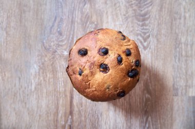 Noel Çikolatalı Kek Panettone 'un en iyi görünümü Tahta Arkaplanda Seçici odak üzerine kopya alanı.