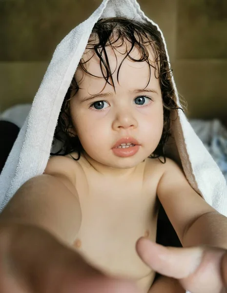 Menina Brincando Com Toalha Cabeça Após Banho — Fotografia de Stock