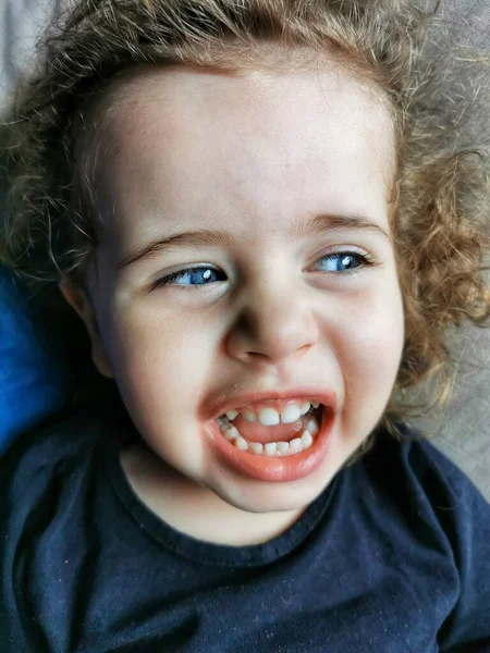 Retrato Uma Menina Sorrindo Olhando Para Lado — Fotografia de Stock