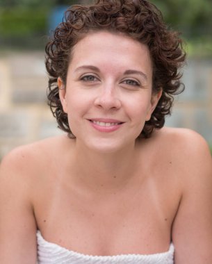 Güzel Brezilyalı kadın poz veriyor ve kameraya bakıyor...