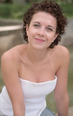 Güzel Brezilyalı kadın poz veriyor ve kameraya bakıyor...