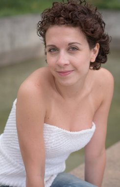 Güzel Brezilyalı kadın poz veriyor ve kameraya bakıyor...