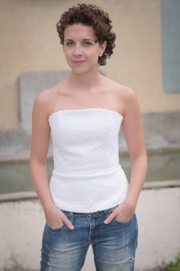 Güzel Brezilyalı kadın poz veriyor ve kameraya bakıyor...