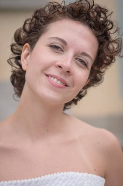 Güzel Brezilyalı kadın poz veriyor ve kameraya bakıyor...