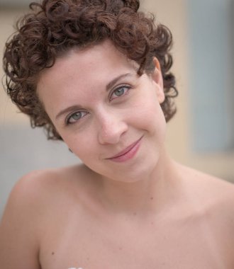 Güzel Brezilyalı kadın poz veriyor ve kameraya bakıyor...