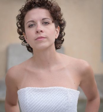 Güzel Brezilyalı kadın poz veriyor ve kameraya bakıyor...