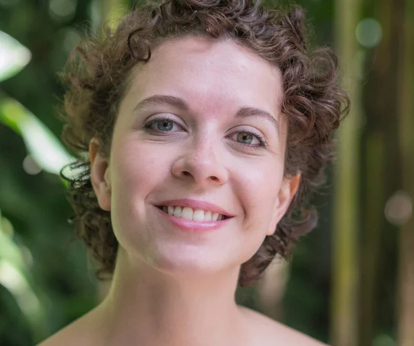 Güzel Brezilyalı kadın poz veriyor ve kameraya bakıyor...