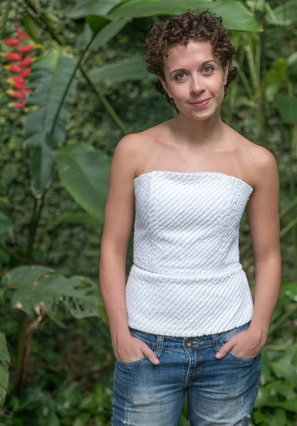 Güzel Brezilyalı kadın poz veriyor ve kameraya bakıyor...