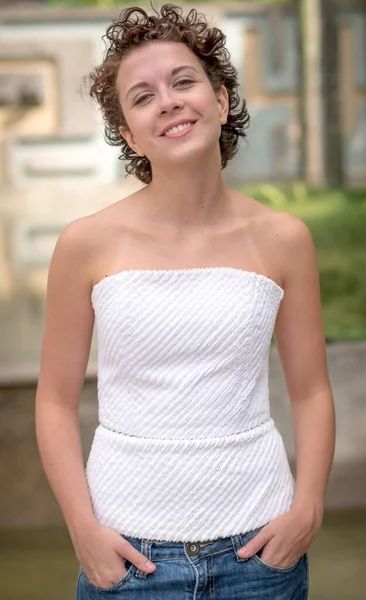 Güzel Brezilyalı kadın poz veriyor ve kameraya bakıyor...