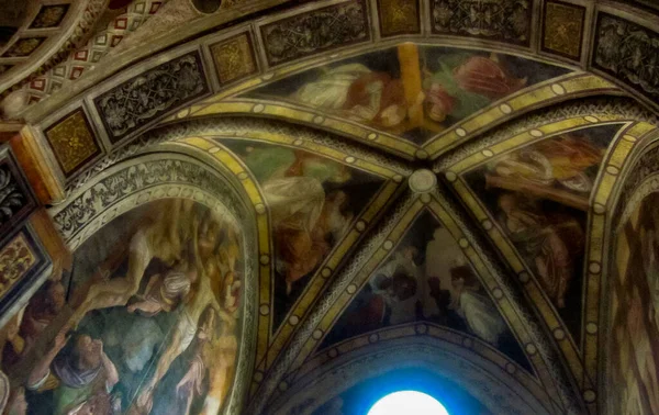 İtalya 'daki kilisenin orjinal tabloları ve büyük kültürel ve dini değeri olan kubbesi..