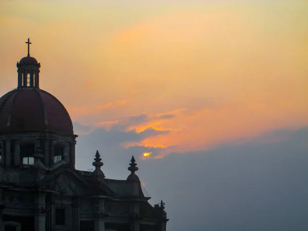 Die Beleuchtung Einem Einzigartigen Stil Beleuchtet Die Basilika Von Guadalupe — Stockfoto