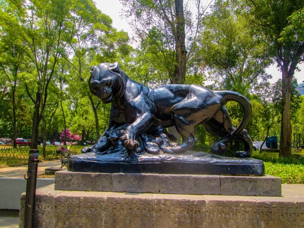 Kalenin koruyucusunun anısına dikilmiş aslan..
