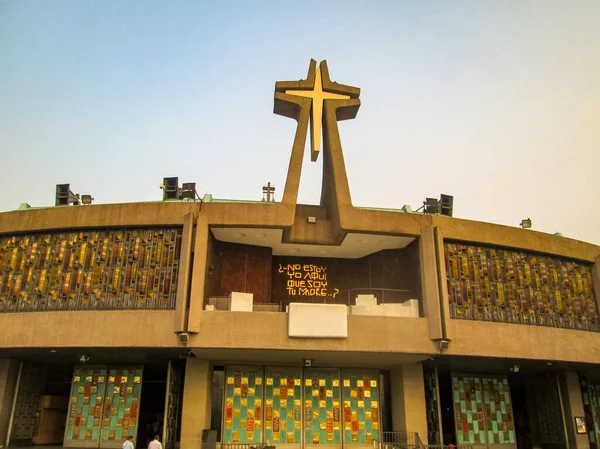 Aydınlatma, Guadalupe bazilikasını aydınlatan eşsiz bir tarzda tasarlandı..