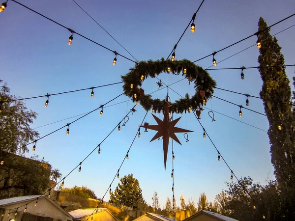 Işıklar konağı birlikte aydınlatmak için yıldızın merkezine bağlandı..