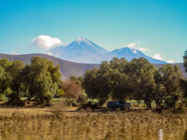 Volkanlara ve ormana giden yolun manzarası..