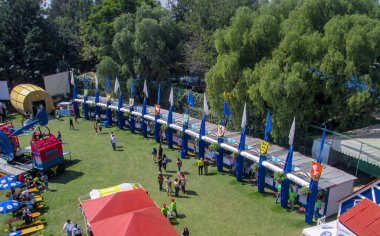 Dönme dolabın tepesinden parka doğru bakıyor..