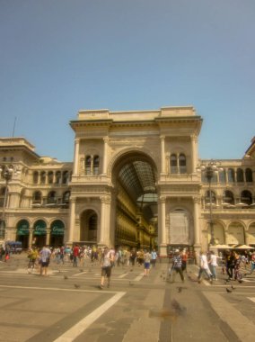 En 1877 se complet el gely me arco triunfal de granito y mrmol en la entrada Princi, sobre la Piazza del Duomo.