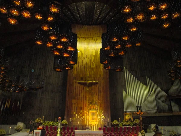 Guadalupe Bazilikası 'nın arka planında sunak ve bu alanda eşsiz bir mimarisi olan iç mimarisi..