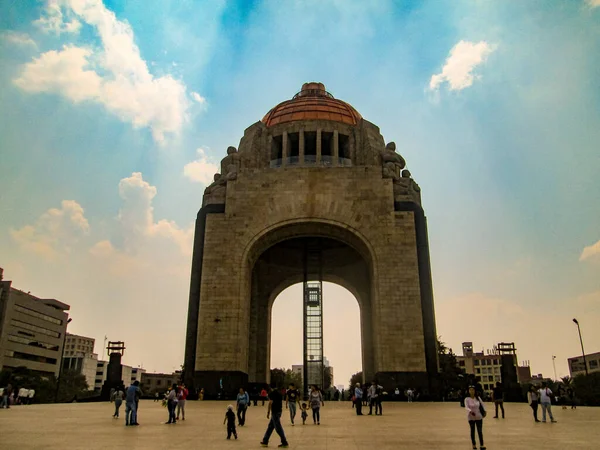 Devrim Anıtı 'nın kartpostalı bir mimari eser ve Meksika Devrimi anısına yapılmış bir anıt mezardır..