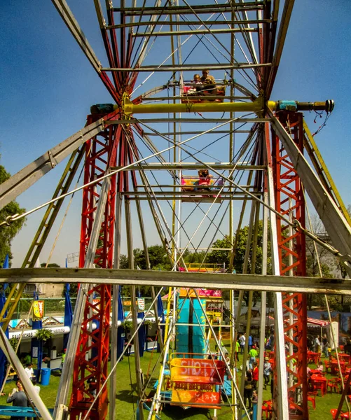 페리스 Ferris Wheel 바퀴가 곤돌라 의자와 똑바른 자세로 그라운드 Fairground — 스톡 사진