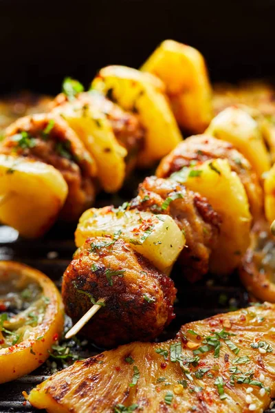 Brochetas Parrilla Con Piña Carne Pollo Con Hierbas Plato Parrilla — Foto de Stock