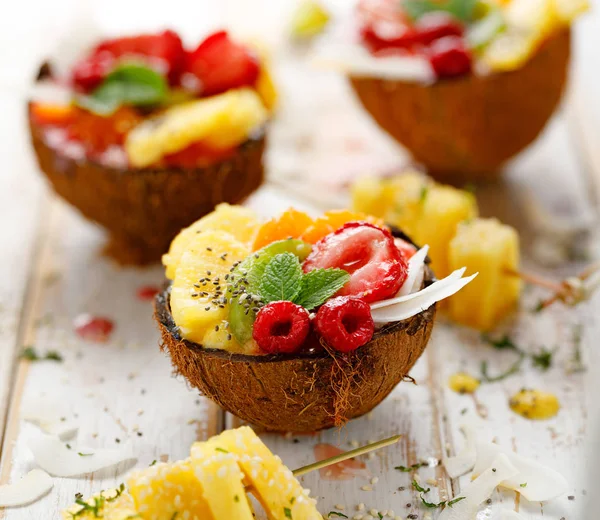 Ensalada Frutas Bol Coco Sobre Una Mesa Madera Blanca Saludable — Foto de Stock