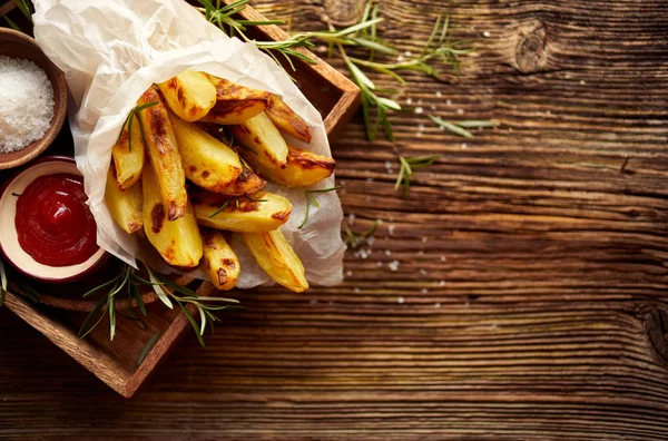 Gebakken Aardappel Frietjes Wiggen Met Toevoeging Zeezout Rozemarijn Een Houten — Stockfoto