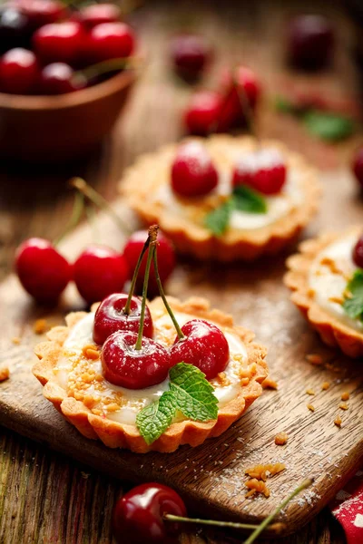 Mini Cireșe Tarte Cremă Vanilie Caramel Desert Delicios Masă Lemn — Fotografie, imagine de stoc