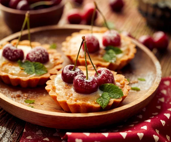 Torten Mit Frischen Kirschen Und Vanillepudding Und Karamell Köstliches Dessert — Stockfoto