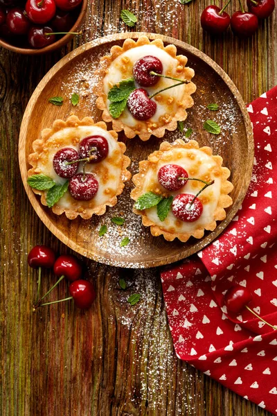 Taze Kiraz Vanilya Krema Ile Tart Karamel Lezzetli Tatlı Ahşap — Stok fotoğraf