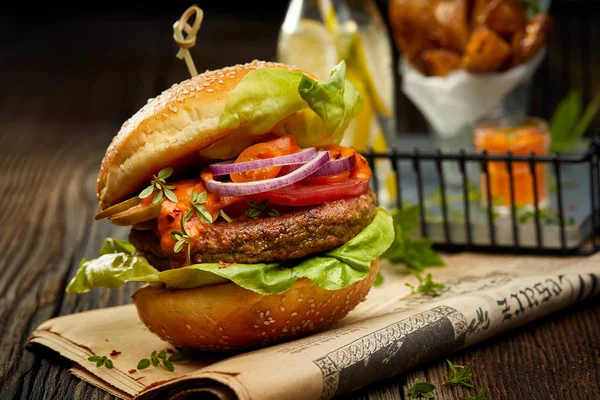 Falafel Burger Dodatkiem Sałaty Pomidor Cebula Marynowane Ogórki Aromatyczny Sos — Zdjęcie stockowe