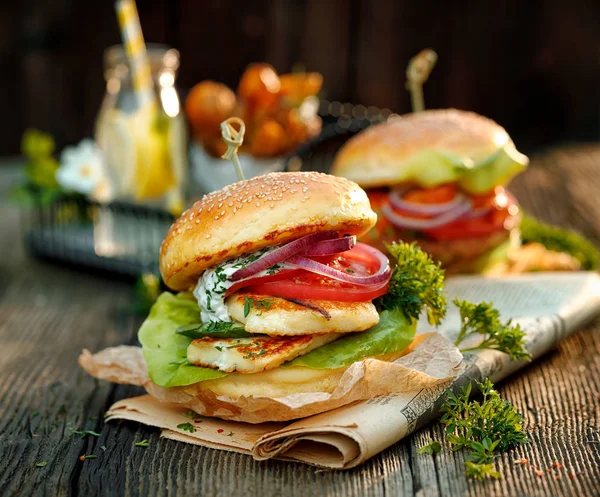 Vegetarischer Burger Mit Gegrilltem Halloumi Käse Frischem Salat Tomaten Gurken — Stockfoto