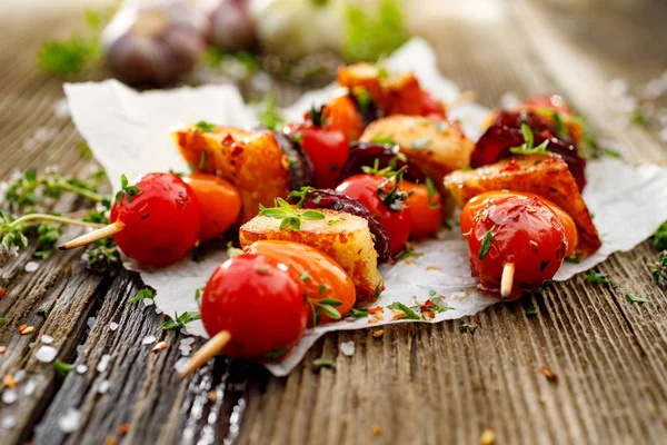 Vegetariska Grillspett Med Halloumiost Körsbärstomater Rödlök Och Färska Örter Ett — Stockfoto