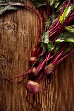 Taze beetroots, ahşap rustik masa, üstten görünüm olarak organik tarımı üzerinden kırmızı pancar demet