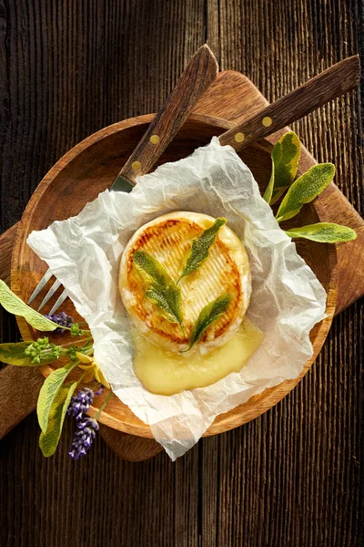 Gegrilde Kaas Van Camembert Met Toevoeging Aromatische Kruiden Bovenaanzicht Vegetarische — Stockfoto