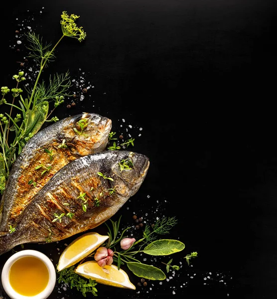 Pește Grătar Bream Mare Adăugiri Ierburi Ulei Măsline Condimente Fundal — Fotografie, imagine de stoc