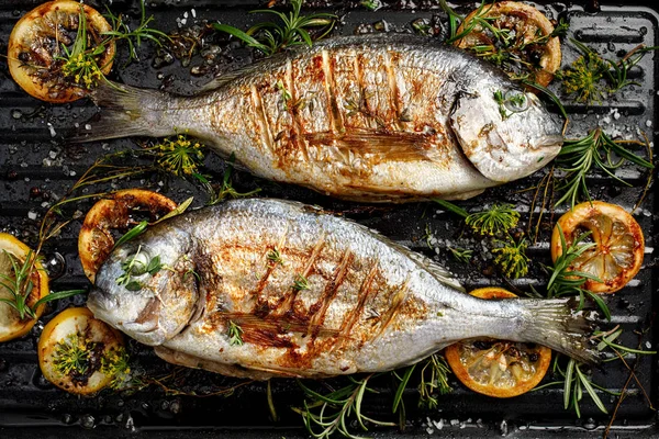 Poisson Dorada Grillé Dorade Avec Ajout Épices Herbes Citron Sur — Photo