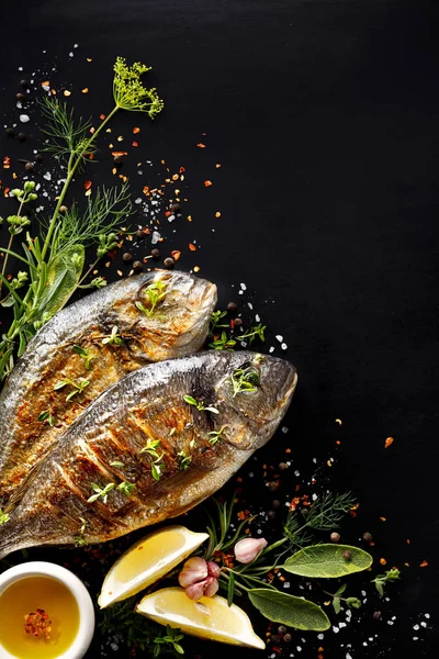 Pește Grătar Bream Mare Adăugiri Ierburi Ulei Măsline Condimente Fundal — Fotografie, imagine de stoc