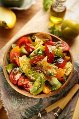 Domates salatası yanı sıra taze fesleğen, zeytinyağı ve baharatlar ile. Vegan gıda organik tarım ürünleri ile. Sağlıklı beslenme kavramı